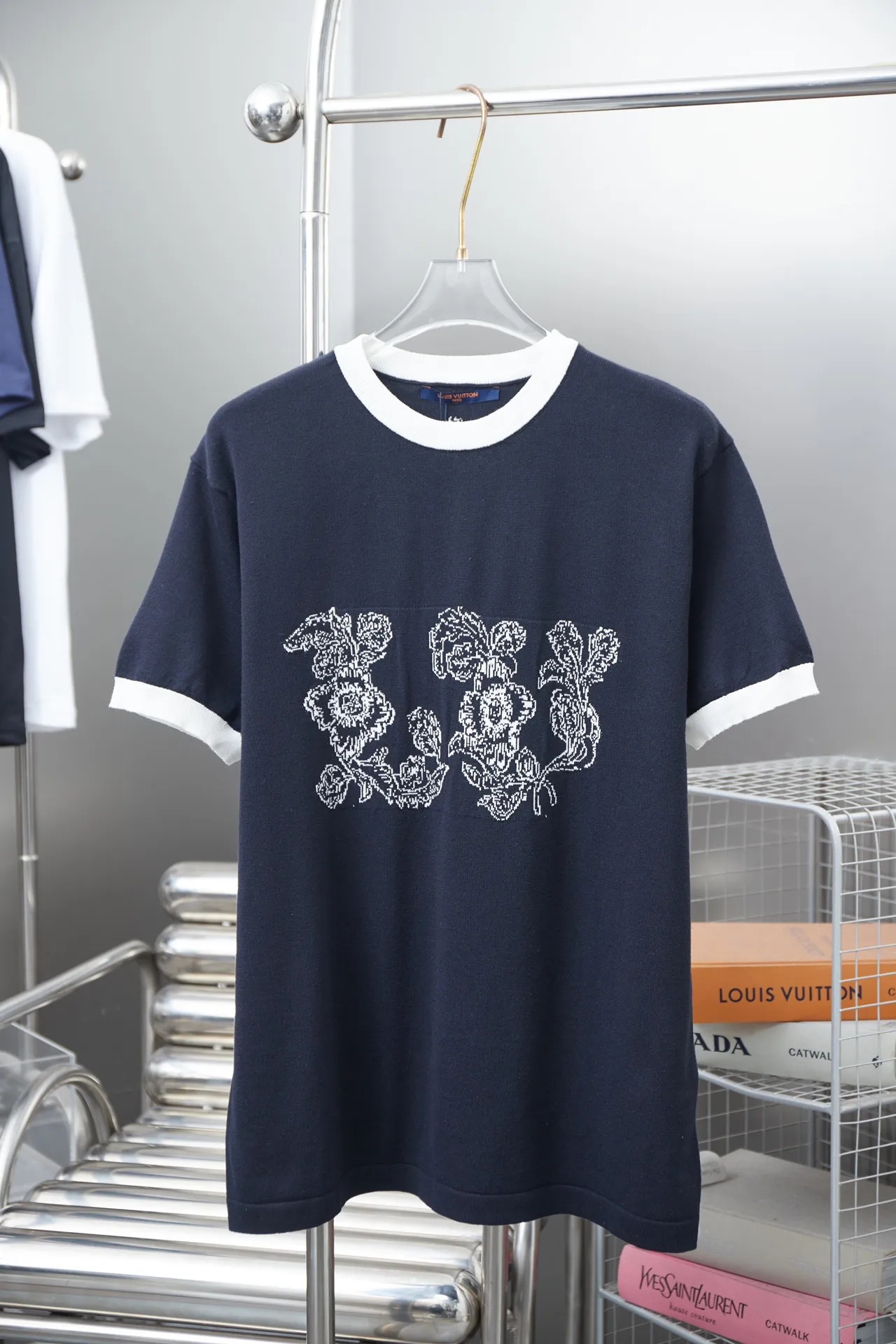 🅿️210 Louis LV 25ss new early spring short-sleeved sunflower floral knitted short-sleeved light luxury essential item for daily commuting for men and women Correct version Welcome to compare Detailed features · High-viscosity cotton material, high-count cotton added, dry and avoid stuffiness · Jacquard rose embroidered sunflower pattern, letter jacquard logo on the back · Double-needle cross-stitching process · Original main mark, washed tag, branded moisture-proof paper packaging Color: royal blue Size: S/M/L/XL